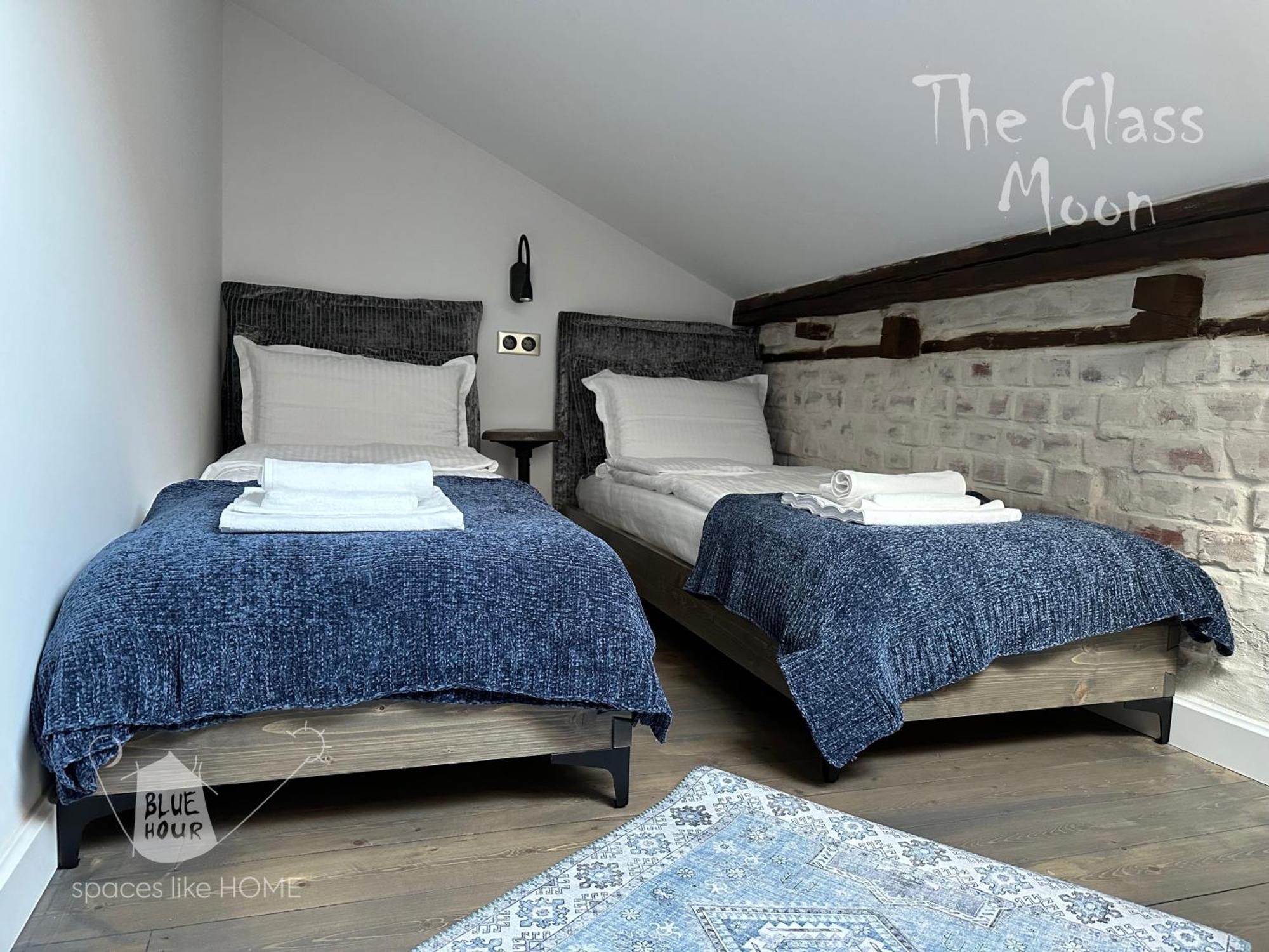 Apartment пространства за гости синият час - The Glass Moon Ruse