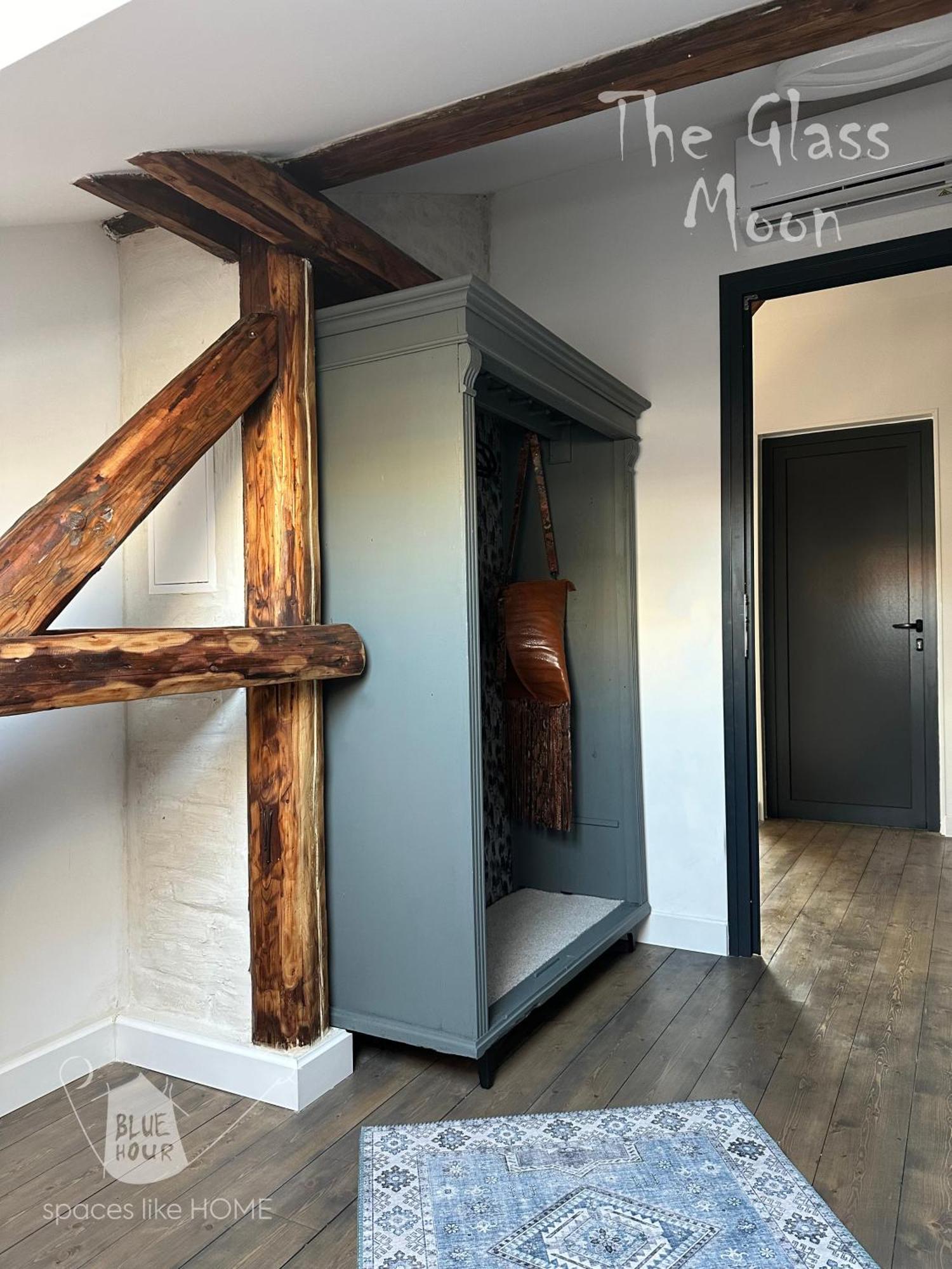пространства за гости синият час - The Glass Moon Apartment *